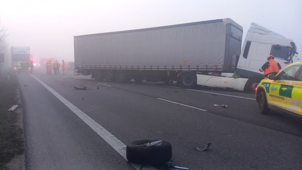 U Mikulova se srazil kamion s osobním autem, silnice je neprůjezdná